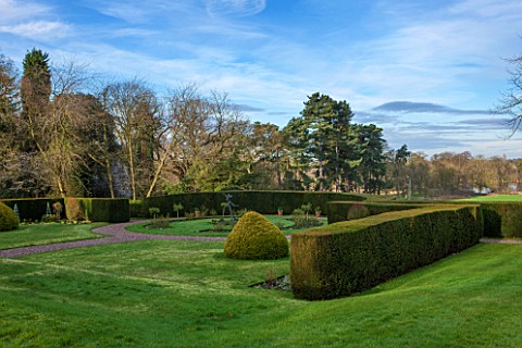 RODE_HALL_AND_GARDENS_CHESHIRE_THE_NESFIELD_TERRACE_WITH_YEW_TOPIARY_AND_STATUE_OF_WOOD_NYMPH_BY_DAV