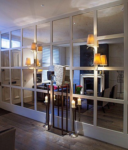 SALLY_STOREY_HOUSE_LONDON_OPEN_PLAN_SITTING_ROOM__HALL_WITH_MIRRORED_WALL_MIRROR_LIGHTS_CANDLES_CAND