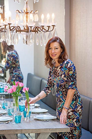 SALLY_STOREY_HOUSE_LONDON_SALLY_STOREY_IN_DINING_AREA__WOODEN_TABLE_DINING_CHAIRS_CHANDELIER_AND_BAN