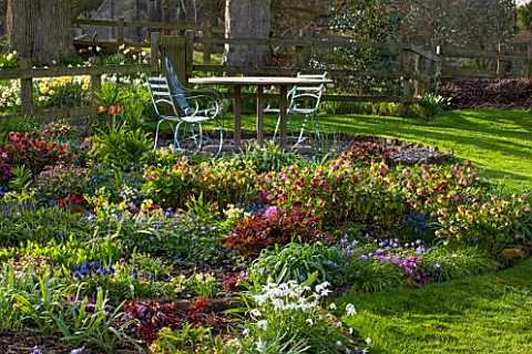PETTIFERS_OXFORDSHIRE_DESIGNED__BY_GINA_PRICE_A_PLACE_TO_SIT__TABLE_AND_CHAIRS_AND_SPRING_BORDER_WIT