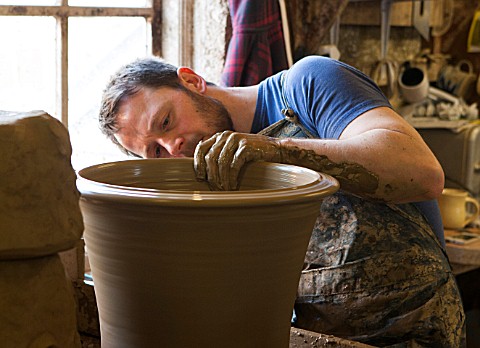 WHICHFORD_POTTERY_WARWICKSHIRE_MAKING_A_TERRACOTTA_CONTAINER_IN_THE_WORKSHOP__ORNAMENT_MAN_WORK_WORK