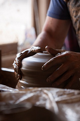 WHICHFORD_POTTERY_WARWICKSHIRE_MAN_MAKING_HAND_MADE_TERRACOTTA_CONTAINER_IN_WORKSHOP
