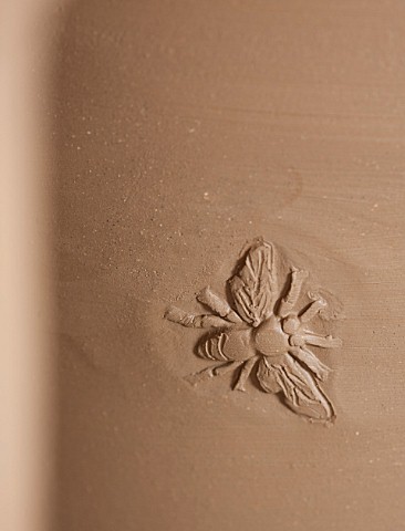 WHICHFORD_POTTERY_WARWICKSHIRE_DETAIL_OF_ARMSCOTE_BEE_ON_TERRACOTTA_CONTAINER