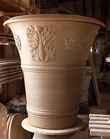 WHICHFORD_POTTERY_WARWICKSHIRE_LARGE_NEWLY_THROWN_BESPOKE_3_PIECE_ACANTHUS_TERRACOTTA_CONTAINER_DRYI