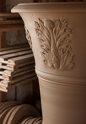 WHICHFORD_POTTERY_WARWICKSHIRE_LARGE_NEWLY_THROWN_BESPOKE_3_PIECE_ACANTHUS_TERRACOTTA_CONTAINER_DRYI