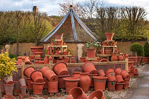 WHICHFORD_POTTERY_WARWICKSHIRE_TERRACOTTA_CONTAINERS_ON_SHOW_IN_THE_SALES_YARD