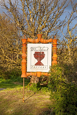 WHICHFORD_POTTERY_WARWICKSHIRE_WHICHFORD_POTTERY_SIGN_BESIDE_THE_ROAD