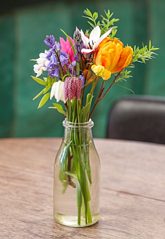 WHICHFORD_POTTERY_WARWICKSHIRE_THE_CAFE__WOODEN_TABLE_WITH_GLASS_VASE_FILLED_WITH_FLOWERS__ORANGE_TU