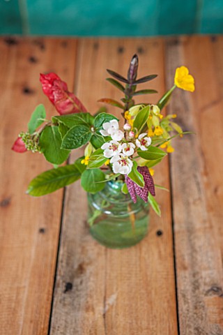 WHICHFORD_POTTERY_WARWICKSHIRE_THE_CAFE__WOODEN_TABLE_WITH_GLASS_VASE_FILLED_WITH_FLOWERS
