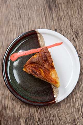 WHICHFORD_POTTERY_WARWICKSHIRE_HOME_MADE_YOGHURT_AND_PEAR_CAKE_SERVED_ON_WHICHFORD_POTTERY_PLATE_IN_