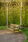 BROUGHTON GRANGE, OXFORDSHIRE: DESIGNER TOM STUART-SMITH - GRAVEL CIRCLE WITH TREES AND HEDGING - WOODEN BENCH, SEAT, COUNTRY, GARDEN