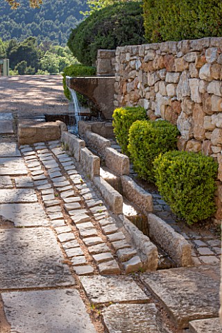 LA_JEG_PROVENCE_FRANCE_DESIGN_ANTHONY_PAUL__STONE_WALL_RILL_FOUNTAIN_BOX_HEDGING__BUXUS_CLIPPPED_TOP