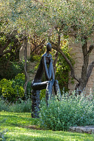LA_JEG_PROVENCE_FRANCE_DESIGNER_ANTHONY_PAUL__LAWN_WITH_SCULPTURE_BY_HELEN_SINCLAIR_ORNAMENT_MEDITER