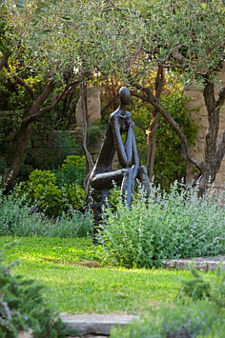 LA_JEG_PROVENCE_FRANCE_DESIGNER_ANTHONY_PAUL__LAWN_WITH_SCULPTURE_BY_HELEN_SINCLAIR_ORNAMENT_MEDITER