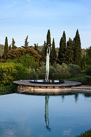 LA_JEG_PROVENCE_FRANCE_DESIGNER_ANTHONY_PAUL__SWIMMING_POOL_SCULPTURE_MAN_AND_BIRD_BY_MARZIA_COLONNA