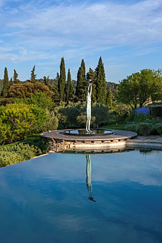 LA_JEG_PROVENCE_FRANCE_DESIGNER_ANTHONY_PAUL__SWIMMING_POOL_SCULPTURE_MAN_AND_BIRD_BY_MARZIA_COLONNA