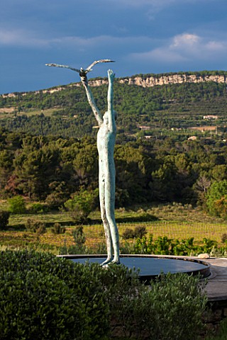 LA_JEG_PROVENCE_FRANCE_DESIGNER_ANTHONY_PAUL__SCULPTURE_MAN_AND_BIRD_BY_MARZIA_COLONNA__MAY_MEDITERR