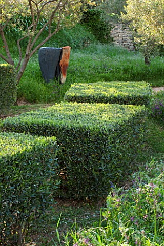 LA_JEG_PROVENCE_FRANCE_DESIGNER_ANTHONY_PAUL__CLIPPED_OLIVE_TOPIARY_BURNT_WOOD_SCULPTURE_MY_HOUSE_HA