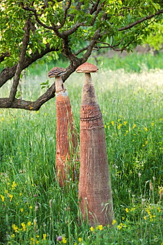 LA_JEG_PROVENCE_FRANCE_DESIGNER_ANTHONY_PAUL__MEADOW_WITH_TERMITE_HILL_SCULPTURE_ORNAMENT_SPRING_MAY