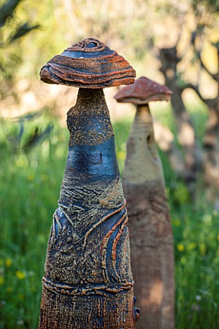 LA_JEG_PROVENCE_FRANCE_DESIGNER_ANTHONY_PAUL__MEADOW_WITH_TERMITE_HILL_SCULPTURE_ORNAMENT_SPRING_MAY
