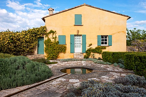 LA_JEG_PROVENCE_FRANCE_DESIGNER_ANTHONY_PAUL__HOUSE_AND_FORMAL_GARDEN_WITH_ROSA_BANKSIAE_LUTEA__BANK