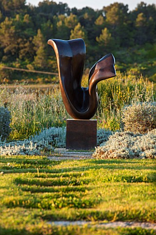 LA_JEG_PROVENCE_FRANCE_DESIGNER_ANTHONY_PAUL__GRASS_PATH_AND_SCULPTURE_BY_MARZIA_COLONNA_SPRING_MEDI