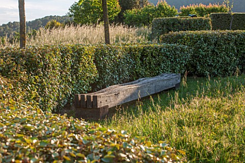 LA_JEG_PROVENCE_FRANCE_DESIGNER_ANTHONY_PAUL___HEDGE_AND_WAVE_SEAT_IN_GREEN_OAK_WOOD_WOODEN_BENCH_CH