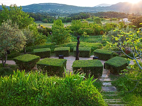 LA_JEG_PROVENCE_FRANCE_DESIGNER_ANTHONY_PAUL___PATH_WITH_CLIPPED_TOPIARY_OLIVE_CUBES_AND_VIEW_TO_HIL