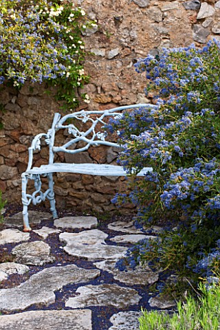 LA_JEG_PROVENCE_FRANCE_DESIGNER_ANTHONY_PAUL__BLUE_METAL_BENCH_SEAT_BY_WALL_WITH_CEANOTHUS_YANKEE_PO