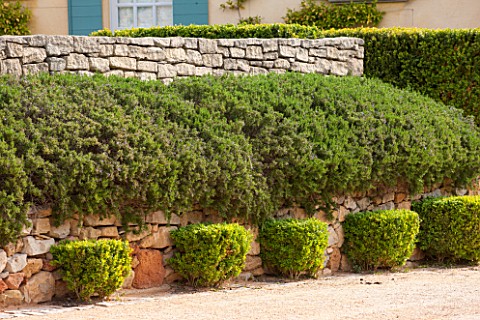 LA_JEG_PROVENCE_FRANCE_DESIGNER_ANTHONY_PAUL__STONE_WALL_CLIPPED_TOPIARY_MEDITERRANEAN_GARDEN_PROVEN