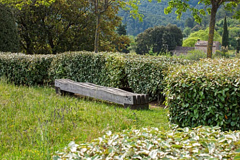 LA_JEG_PROVENCE_FRANCE_DESIGNER_ANTHONY_PAUL__LAWN_CLIPPED_ELEAGNUS_HEDGE_WOODEN_WAVE_BENCH_BY_ANTHO