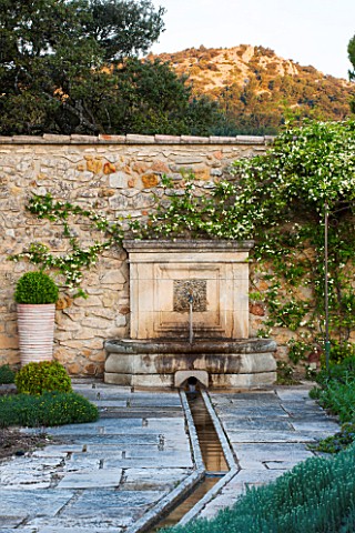 LA_JEG_PROVENCE_FRANCE_DESIGNER_ANTHONY_PAUL__WALLED_GARDEN_WITH_RILL_AND_FOUNTAIN_PAVING_STONE_MEDI
