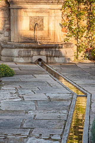 LA_JEG_PROVENCE_FRANCE_DESIGNER_ANTHONY_PAUL__WALLED_GARDEN_WITH_RILL_AND_FOUNTAIN_PAVING_STONE_MEDI