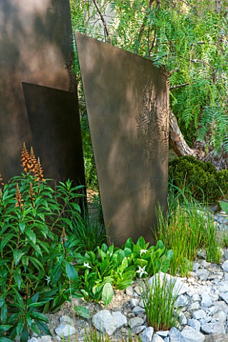 CHELSEA_FLOWER_SHOW_2016_TELEGRAPH_GAREDEN_DESIGNED_BY_ANDY_STURGEON__BRONZE_FINS_WITH_PLANTING