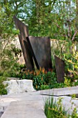 CHELSEA FLOWER SHOW 2016: TELEGRAPH GAREDEN DESIGNED BY ANDY STURGEON - LIMESTONE PAVING AND BRONZE FINS WITH PLANTING