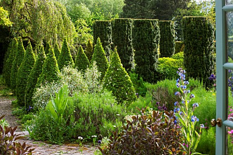 BRYANS_GROUND_HEREFORDSHIRE_THE_SUNK_GARDEN__ARTS_AND_CRAFTS__CLIPPED_BOX_TOPIARY_AND_IRISH_YEWS_ELE