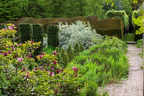 BRYANS_GROUND_HEREFORDSHIRE_THE_SUNK_GARDEN__ARTS_AND_CRAFTS__CLIPPED_BOX_TOPIARY_AND_IRISH_YEWS_ELE