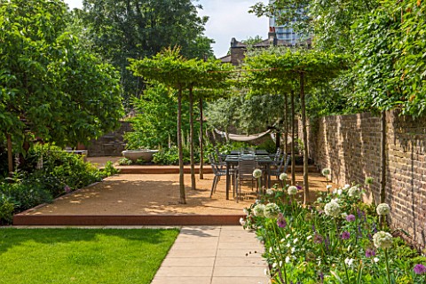 PRIVATE_GARDEN_LONDON_DESIGNED_BY_LUCY_WILLCOX_AND_ANA_SANCHEZ_MARTIN_TOWN_GARDEN_WITH_LAWN_PATH_WAL