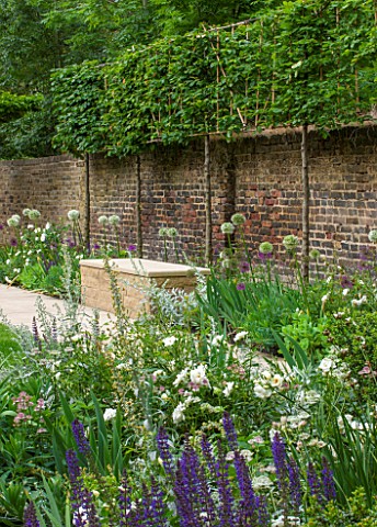 PRIVATE_GARDEN_LONDON_DESIGNED_BY_LUCY_WILLCOX_AND_ANA_SANCHEZ_MARTIN_FORMAL_TOWN_GARDEN_WITH_BRICK_