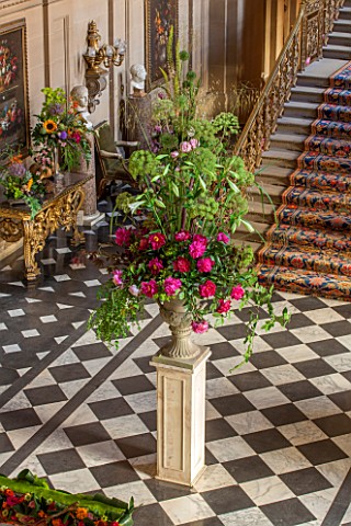 CHATSWORTH_HOUSE_DERBYSHIRE_FLORABUNDANCE__THE_PAINTED_HALL_WITH_TOWERING_FLORAL_DISPLAY_WITH_PEONIE