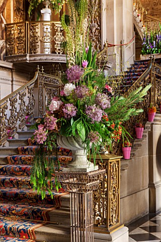 CHATSWORTH_HOUSE_DERBYSHIRE_FLORABUNDANCE__THE_PAINTED_HALL_THE_FOOT_OF_THE_GREAT_STAIRCASE_BEAUTIFU