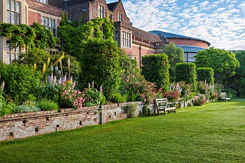 GLYNDEBOURNE_EAST_SUSSEX_VIEW_TO_THE_OPERA_HOUSE_OVER_THE_DOUBLE_HERBACEOUS_BORDERS_WITH_YELLOW_FOXT