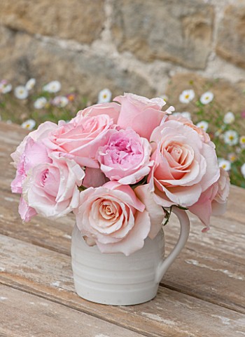 THE_REAL_FLOWER_COMPANY_BEAUTIFUL_WHITE_VASE_WITH_BLUSH_PINK_ROSES_PRINCESS_CHARLENE_AND_PAUL_RICARD