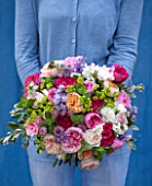 THE REAL FLOWER COMPANY:WOMAN HOLDING BEAUTIFUL POSY/FLORAL ARRANGEMENT WITH MIX OF DAVID AUSTIN ROSES, SENECCIO AND WILDFLOWERS. PRETTY,VINTAGE,FLOWERS,FRAGRANT