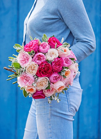 THE_REAL_FLOWER_COMPANYWOMAN_HOLDING_BEAUTIFUL_POSYFLORAL_ARRANGEMENT_WITH_MIX_OF_DAVID_AUSTIN_ROSES
