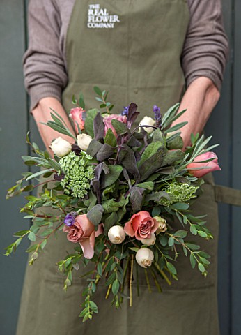THE_REAL_FLOWER_COMPANYGIRLWOMAN_HOLDING_BEAUTIFUL_FLORAL_POSYARRANGEMENT_WITH_ROSA_CAFFE_LATTE_AND_