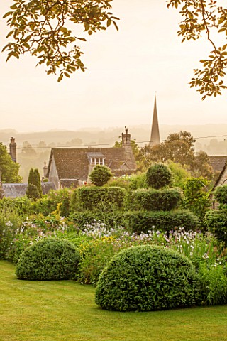 GREYHOUNDS_BURFORD_OXFORDSHIRE_CLASSIC_COUNTRY_GARDEN_WITH_LAWN_BOX_DOMES_AND_YEW_TOPIARY_BORDERS_WI