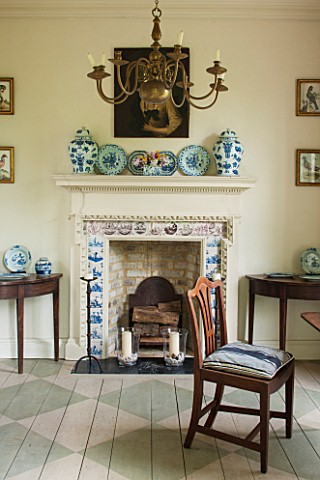 GREYHOUNDS_BURFORD_OXFORDSHIRE_THE_READING_ROOM_DECORATED_WITH_OLD_DELFT_AND_IRISH_GEORGE_11_EMBOSSE