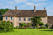 OXLEAZE FARM HOUSE, OXFORDSHIRE: VIEW OF FRONT OF HOUSE WITH LAWN IN SUMMER.ENGLISH COUNTRY GARDEN, PERIOD LIVING, ENGLISH HOME. GRASS.