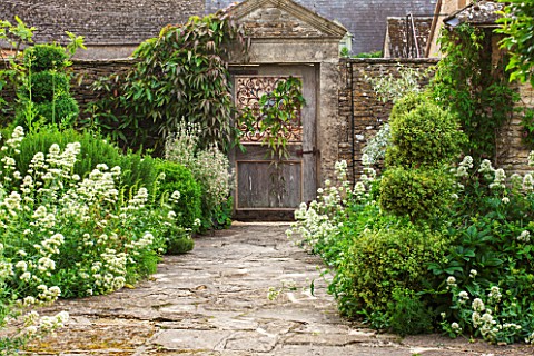 OXLEAZE_FARM_OXFORDSHIRE_STONE_PAVED_PATH_LEADING_TO_OLD_WOODEN__RUSTED_METAL_ORNATE_GARDEN_GATE_WIT